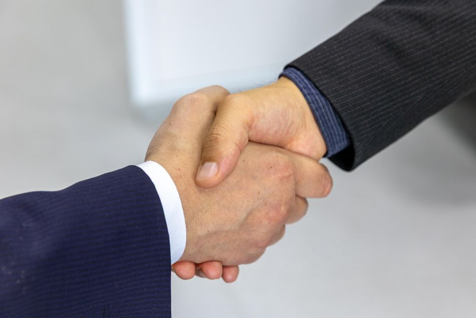 Poignée de main entre deux personnes, symbole d'un accord trouvé à l'amiable