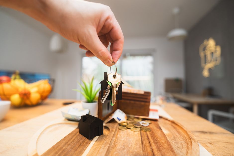 Trousseau de clés remis dans un intérieur, symbole d'un logement rendu à son propriétaire